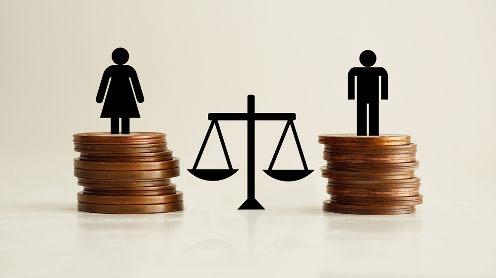 Balance scale between male and female figures standing on stacks of coins symbolizing debt division in divorce and bankruptcy